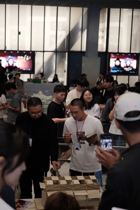 【榮譽】本屆畢業生邵信安畢業設計獲選 IEAGD 國際大評圖 以建築回應泰緬邊境難民生活圖片