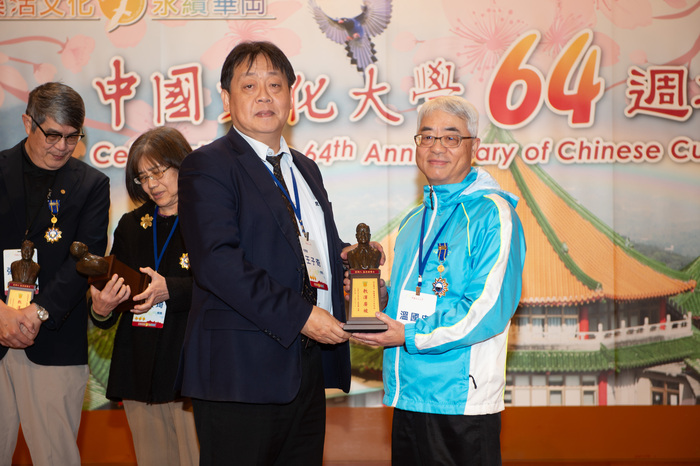 【榮譽】耕耘華岡三十載：本系溫國忠副教授獲頒「服務 30 年紀念獎座」圖片